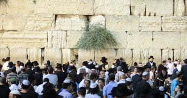 إسرائيل تواصل مسلسل الانتهاكات للمقدسات الاسلامية باقتحام  جديد للأقصى.. إصابة 15 فلسطينيا خلال الدفاع عن المسجد.. وحركة حماس تندد من على مقاعد المتفرجين.. والحكومة الفلسطينية تحذر من التبعيات