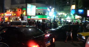 ازدحام شارع خالد بن الوليد بالإسكندرية بالمصيفين حتى الصباح