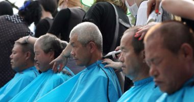 بالصور.. حلاقة الشعر.. أحدث طريقة للاحتجاج بكوريا الجنوبية