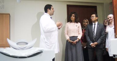 بالصور.. مدير مستشفى بهية يعرض على وزيرة الهجرة فكرتها ورسالتها
