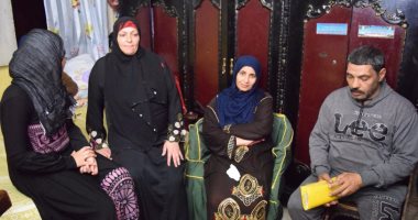 بالصور.. أسرتان تعيشان فى شقة 60 مترا بالدقهلية.. ويروون مأساتهم: بندخل الحمام بالدور.. وفتاة: بقابل خطيبى فى المطبخ.. وأخرى زوجها يطلقها بعد اكتشاف فقرها.. والحصول على شقة أبرز مطالبهما