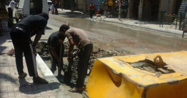 حى العجمى بالإسكندرية يقوم بأعمال تطهير لشبكة الصرف الصحى