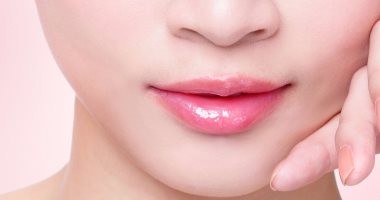 استخدام السكر البنى وزيت الزيتون وفيتامين E للحصول على شفاه مثالية