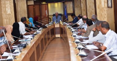 محافظ أسوان يحيل 16 موظف للنيابة الإدارية لتغيبهم عن العمل 