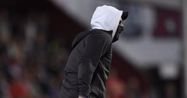 بالفيديو.. "مَلثم" يقتحم الملعب ويعتدى على حارس مرمى بالدورى السويدى
