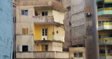 بالصور.. منزل آيل للسقوط فى الإسكندرية يهدد سلامة المواطنين