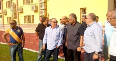 بالصور.. لاعبو طنطا يتسابقون على السيلفى مع وائل جمعة وحازم إمام