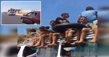 بالفيديو.. سيارة أجرة تحمل أطفالا أعلاها وتعرض حياتهم للخطر فى مرسى مطروح