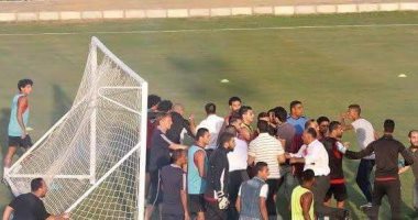 بالصور.. هجوم الألتراس على لاعبى الأهلي بالشماريخ