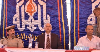 بالفيديو والصور .. محافظ أسوان يشهد مراسم إتمام الصلح بين عائلتين بالرمادى 