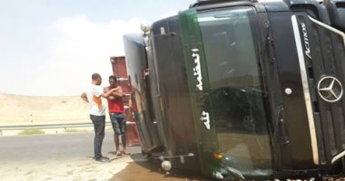 زحام مرورى بطريق العين السخنة بسبب انقلاب مقطورة