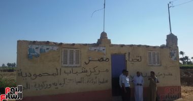على غرار فيلم"التجربة الدنماركية"..الحيوانات بديلا للبنى آدمين فى مركز شباب المحمودية ببنى سويف..القمامة تمنع الشباب من ممارسة الرياضة.. والأهالى:الملعب مؤجر من الإصلاح الزراعى منذ 17 عاما ونريد بناءه