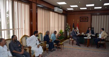 محافظ الدقهلية لـ أم معيلة: "طول ما ولادك فى التعليم أنا هتكفل بمصاريفهم"