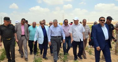 بالصور.. محلب يجرى زيارة مفاجئة لمشروع قرية الأمل الجديدة بالقنطرة شرق