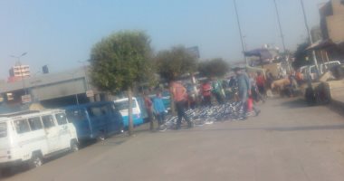 بالصور .. هنا "ميدان المؤسسة" طورته الدولة بـ30 مليونا وتركه المسئولون للباعة والمتسولين.. ومبنى الحى يبعده بـ100 متر.. ومشاجرات لإعاقة سير المارة.. والأهالى: ما يحدث كارثة وإهدار للمال العام
