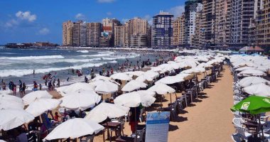 بالصور.. شكاوى جماعية من المصيفين تدفع محافظ الإسكندرية لمطاردة مستأجرى الشواطئ المخالفين.. فسخ 3 عقود لمخالفات الأسعار وسوء المعاملة.. و"السياحة والمصايف": لن نتستر على مخالف و32 شاطئا بدون تذكرة