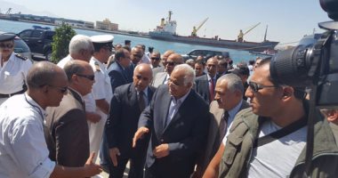 بالصور.. وزير النقل يصل ميناء بورتوفيق بالسويس
