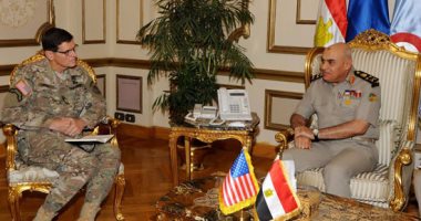 وزير الدفاع ورئيس الأركان يلتقيان قائد القيادة المركزية الأمريكية