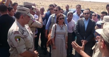 بالصور.. وزيرة التعاون الدولى تزور كوبرى السلام وتوزع مساعدات على سكان قرى شمال سيناء.. الأهالى يشكون البطالة ونقص المياه.. وسحر نصر: تمويل مشروعات صغيرة ومتوسطة للمرأة السيناوية