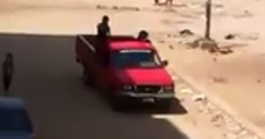 بالفيديو.. سيدة بالسويس تتسول بسيارة نقل ومكبرات صوت