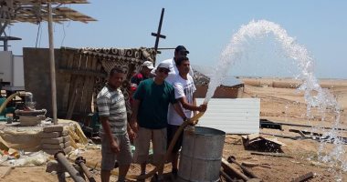 بالصور.. "بحوث الصحراء" يبتكر محطة متنقلة لتحلية المياه بالطاقة الشمسية.. تستخدم لأول مرة لخدمة أهالى شلاتين..أستاذ بالمركز: تنتج 20 متر مكعب يوميا صالحة للشرب.. تتجه للضوء باستخدام متتبع يدور بنفسه