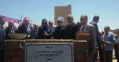 بالفيديو..وزير التنمية المحلية وعلى جمعة يضعان حجر أساس "تحسين السكن" ببنى سويف