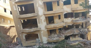 عقار مائل يهدد حياة المواطنين بحدائق الأهرام 