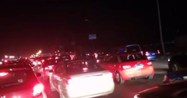 شلل مرورى بطريق جسر السويس بسبب كسر ماسورة للمياه