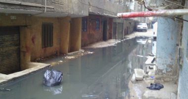 أهالى عزبة معروف بعين شمس يعانون من غرق الشوارع بمياه الصرف الصحى
