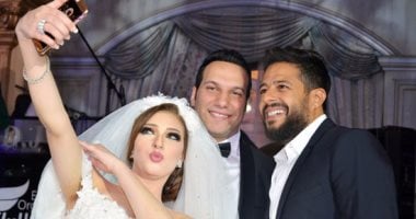 بالصور.. "سلمى" تلتقط "selfie" يجمعها بـ"أحمد" وحماقى فى زفافهما