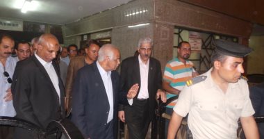 بالفيديو والصور .. تفاصيل جولة وزير النقل بأسوان.. السعيد يتفقد محطة السكة الحديد ومنفذ آرقين الحدودى وميناء الصيد.. مسافر للوزير: "عندى 6 عيال هنروح إزاى القاهرة وسعر التذكرة 135 جنيها"