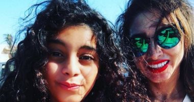 روجينا تنشر صورة لها بصحبة ابنتها فى الساحل الشمالى