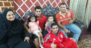 بالفيديو والصور.. بطل العالم لرفع الأثقال فى حوار لـ"اليوم السابع":بدأت التدريب مع والدى بـ"إيد مقشة" حتى تحقيق البرونزية.. محمد إيهاب: مقابلة السيسي كانت حافزا مهما للنجاح.. ونفسى فى شقة بعمارة راقية