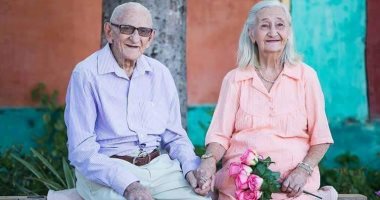 مسنان يحتفلا بعيد زواجهما الـ65 بفوتوسيشن.. وسط نفسنة المصريين 