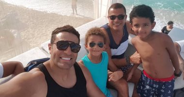 محمد نور وابناه يلتقطون "سيلفى" مع عمرو دياب فى الساحل الشمالى