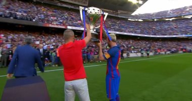بالصور.. برشلونة يقدم كأس الليجا للجماهير فى لقاء ريال بيتيس