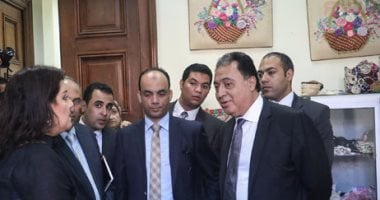 بالفيديو والصور.. وزير الصحة يعنف مدير "مركز صحة المرأة" بالإسكندرية
