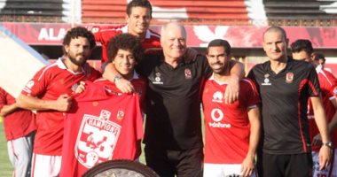 مجلس الأهلي يكرم مارتن يول فى حضور لاعبى الفريق