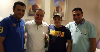 محمد هنيدى يحتفل بـ"أبيه فتحى" فى الساحل الشمالى مع يوسف معاطى