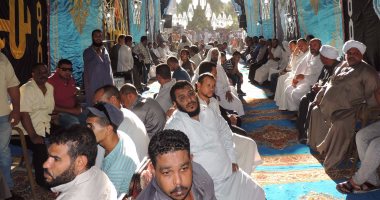 بالصور.. مديرية أمن السويس تنهى خصومة ثأرية بين عائلتين بتقديم "الكفن"
