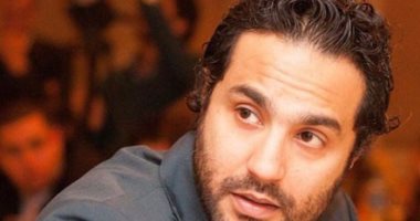 كريم فهمى ينشر صورته مع شقيقه فى طفولتهما يرتديان "زيا تنكريا"