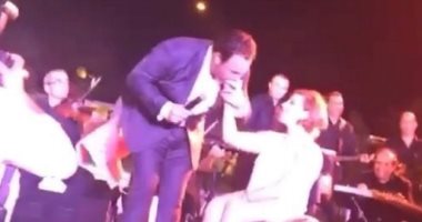 بالفيديو .. عاصى الحلانى يقبل يد فتاة من ذوى الاحتياجات خلال حفله بلبنان 