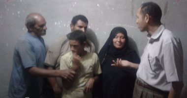 بالفيديو والصور.. مأساة أسرة مكونة من 7 أفراد منهم 3 أشقاء معاقون ذهنيا.. الأب: أعيش على 400 جنيه معاش الضمان.. ويؤكد: مصاريف علاج أبنائى المعاقين يتخطى ألف جنيه شهريا
