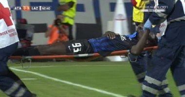 إصابة مفزعة للاعب أتالانتا تتسبب فى فقدانه الوعى أمام لاتسيو