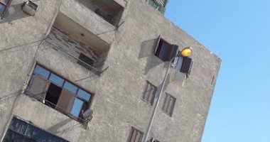 أعمدة الإنارة مضاءة نهاراً فى التجمع الثالث