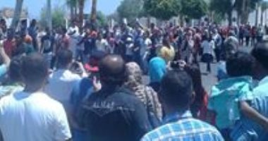 بالصور..وقفة لأولياء أمور ثانوية البحر الأحمر لإلغاء الدروس الخصوصية