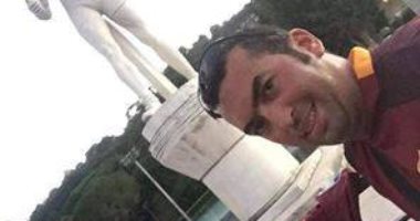  محمد صلاح يهدى تيشيرت روما لطبيب مصرى عقب رباعية أودينيزى