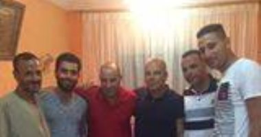 بالصور.. أسرة محمد صلاح بالغربية تكرم رابطة مشجعيه بإيطاليا