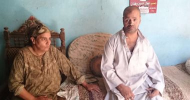 بالصور.. قصة حب "محمد" و"صباح".. يعيشان معًا منذ 30 سنة على "الحلوة والمرة".. الزوج مصاب بشلل ويعتمدان على الصدقات فى معيشتهما.. الزوجة: "حافظ علىَّ رغم عدم الإنجاب".. ويؤكدان: "عايزين نموت مستورين"