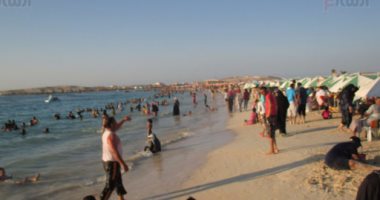 بالفيديو والصور.. مصيف مطروح والساحل الشمالى كامل العدد.. الشواطئ تستقبل الفئات الاجتماعية المختلفة ورحلة شارتر من إيطاليا إلى مطروح أسبوعيا.. والمحافظ يؤكد نجاح الموسم السياحى وارتفاع نسب الإشغال